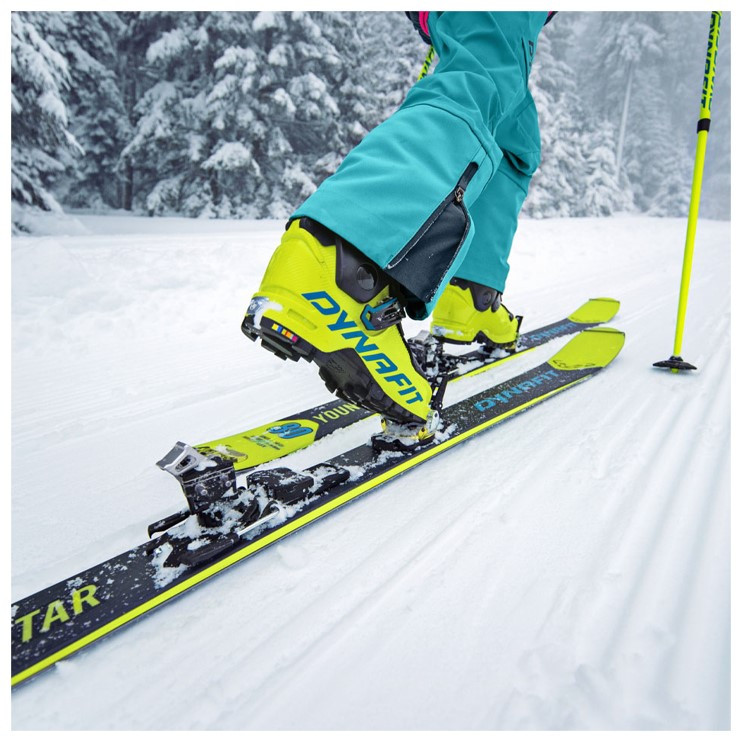 Un enfant en ski de randonnée sur piste avec le pack DYNAFIT Youngstar