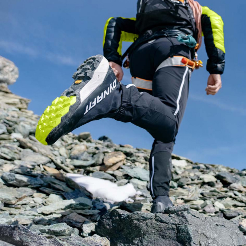 DYNAFIT Athlet Andy Steindl unterwegs in unwegsamem Gelände mit dem Elevation WP Schuh