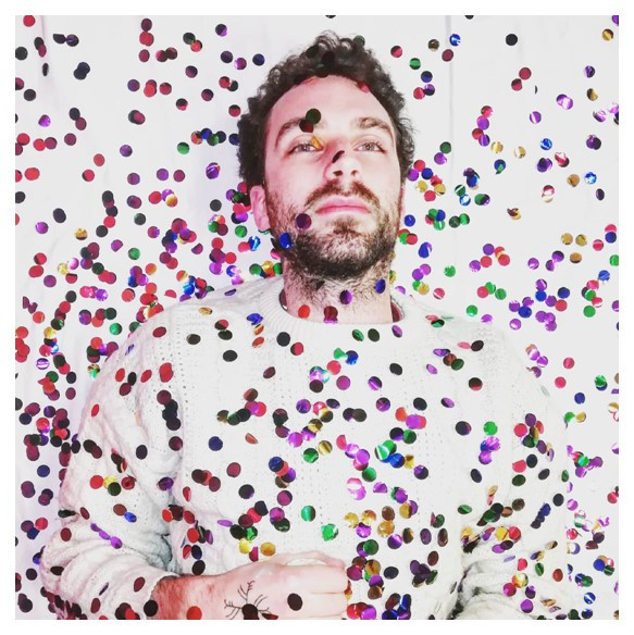 Künstler Francesco Pavignano im Konfettiregen